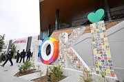 タイル片が使われた「ＴＯＫＩ」の文字のオブジェ＝土岐市土岐津町土岐口、イオンモール土岐