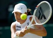 　女子シングルス決勝でプレーするイガ・シフィオンテク＝ウィンブルドン（共同）