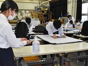 手指の消毒をしてから美術部の活動を始める生徒＝大垣市美和町、大垣東高校