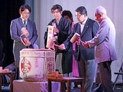 鏡開きをして劇場の復活を祝う葵好太郎さん（右から３人目）ら＝同