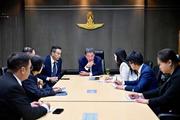 　トランプ米大統領と電話会談するタイのプムタム首相代行（中央）＝２８日、バンコク（タイ首相府提供、ＡＰ＝共同）
