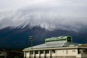 　初冠雪した富士山＝３０日午前９時１５分ごろ、富士吉田市
