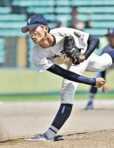最終回、力のこもった投球をみせる大垣北のエース坪