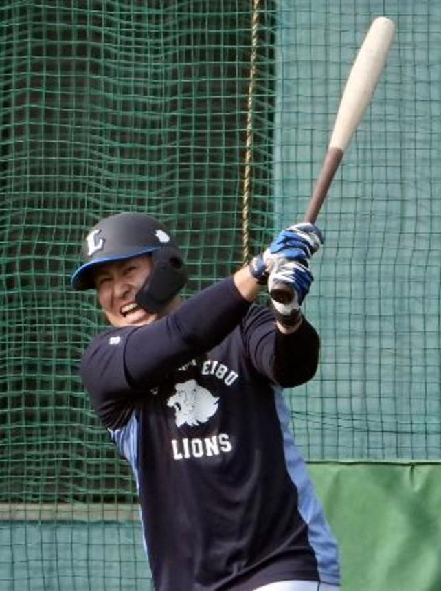 　打撃練習する西武・渡部＝南郷