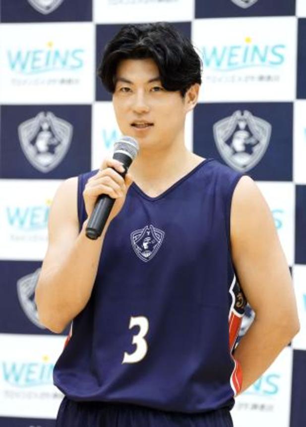　記者会見する横浜ＢＣの安藤誓哉＝３日、横浜市