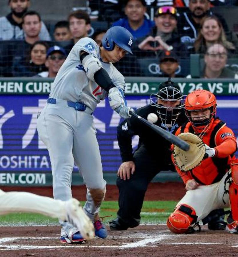 　ジャイアンツ戦の３回、３２号２ランを放つドジャース・大谷＝サンフランシスコ（共同）