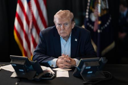 　３月２日に公開された、対イラン軍事作戦を見守るトランプ米大統領の写真（ホワイトハウス提供・ゲッティ＝共同）