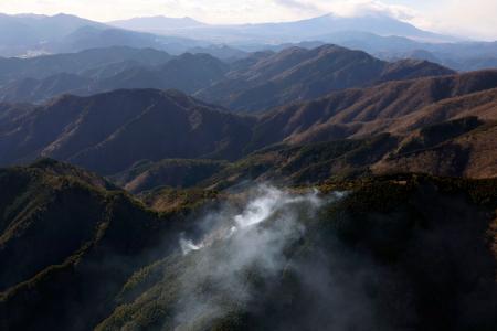 　神奈川県秦野市の山中で発生した火災＝１１日午後２時９分（共同通信社ヘリから）