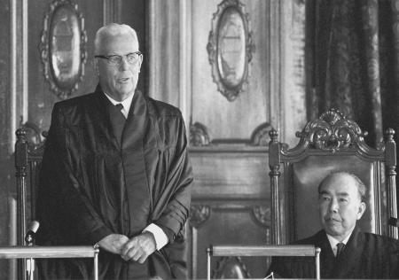 　日本の旧最高裁大法廷で演説するウォーレン米連邦最高裁首席判事。右は日本の横田正俊最高裁長官＝１９６７年９月、東京都千代田区