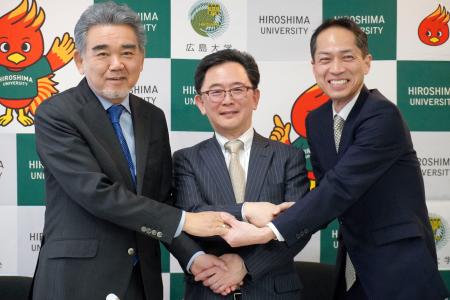 　新興企業を支援するファンド設立を発表した広島大の越智光夫学長（左）ら＝２６日午後、広島市南区