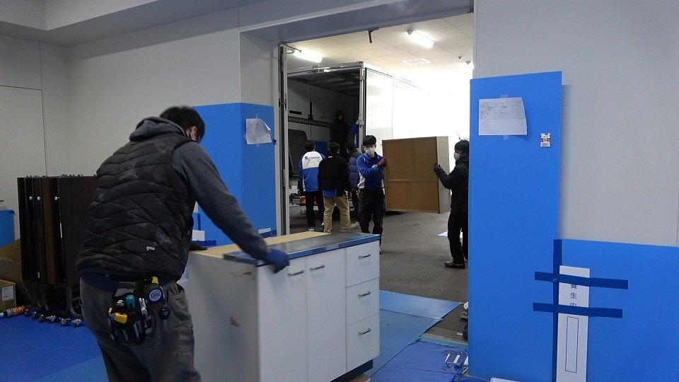 ４日の新庁舎開庁を前に、移転作業がピークを迎えている＝県新庁舎