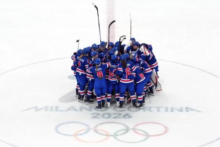 　準決勝のスウェーデン戦に勝利し、喜ぶ米国女子の選手たち＝１６日、ミラノ（ＡＰ＝共同）