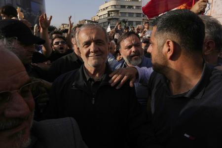 　米国の攻撃への抗議デモに参加したイランのペゼシュキアン大統領＝２２日、テヘラン（ＡＰ＝共同）