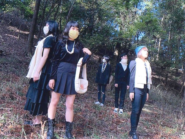 和綿のファッションアイテムを着用して撮影に臨む生徒、学生＝大垣市上石津町上原