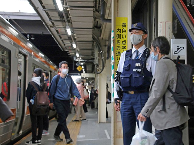 ホームでパトロールする署員＝大垣市高屋町、大垣駅