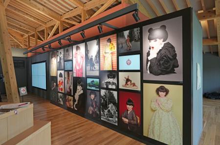 　「黒柳徹子ミュージアム」に飾られた写真＝４日午前、長野県軽井沢町