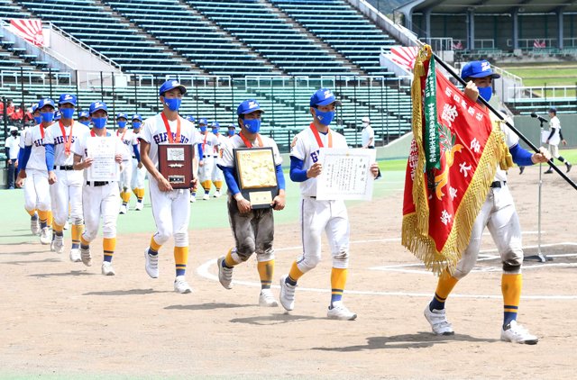 優勝旗を手にした主将の高木翔斗選手を先頭に行進する県岐阜商の選手たち＝２９日午後、岐阜市長良福光、長良川球場