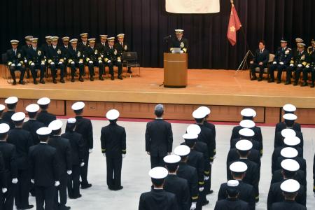 　海上自衛隊の「情報作戦集団」が新たに発足したのを記念する行事＝２５日午後、防衛省