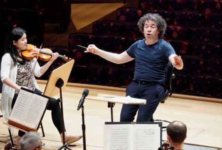 　リハーサルを行うニューヨーク・フィルハーモニックの新音楽・芸術監督のグスターボ・ドゥダメルさん（右）＝８日、米ニューヨーク（共同）