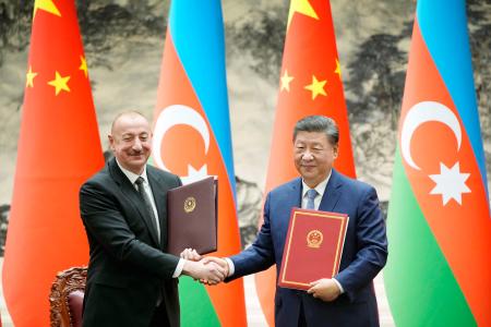 　アゼルバイジャンのアリエフ大統領（左）と握手する中国の習近平国家主席＝２３日、北京の人民大会堂（共同）