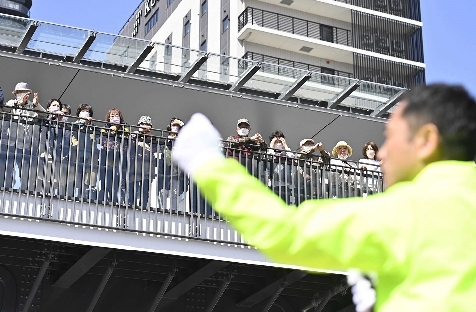 多治見市長選が告示され、候補者の第一声に耳を傾ける支持者たち＝１６日午前９時２０分、多治見市内