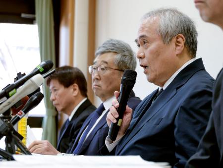 　沖縄・辺野古沖の転覆事故で、記者会見する同志社国際中学・高校の西田喜久夫校長（右）ら＝１７日午後、京都府京田辺市