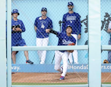 　ブルペンで投球練習するドジャース・大谷＝ロサンゼルス（共同）