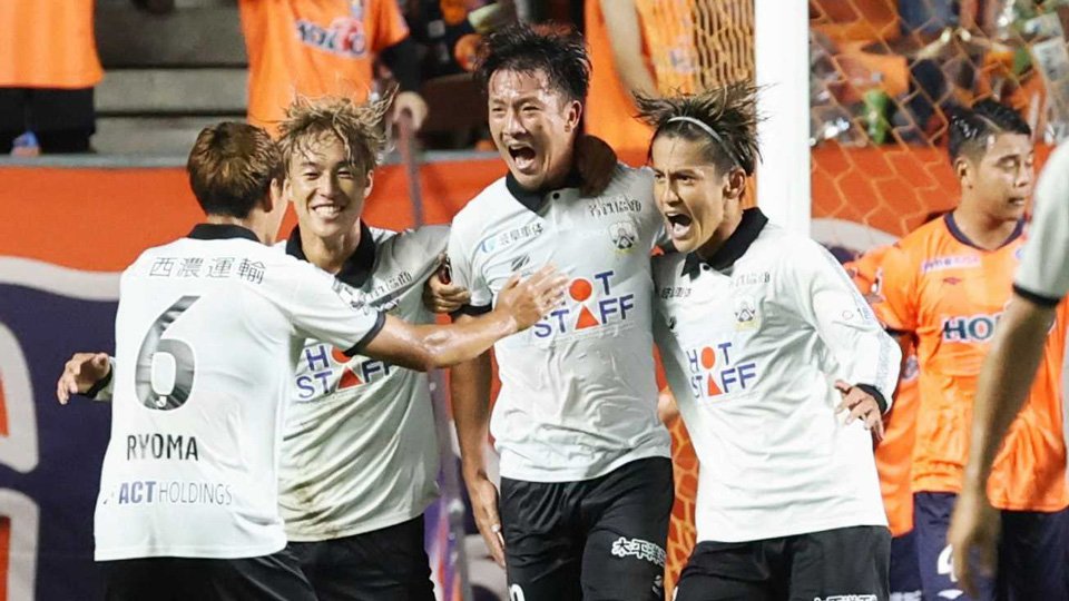 長野×ＦＣ岐阜＝前半３２分、勝ち越しのゴールを決めて喜ぶＦＣ岐阜のＤＦ遠藤（中央）。右はＦＷ藤岡＝長野Ｕスタジアム