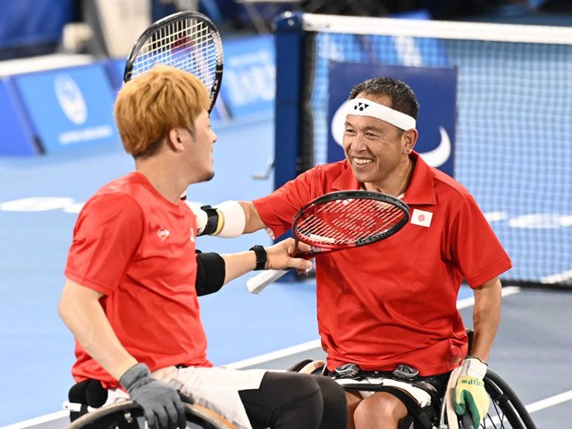 車いすテニスの混合上下肢障害ダブルスの３位決定戦で勝利し、銅メダルを決めた諸石光照（右）、菅野浩二組＝２日午前２時１分、東京都江東区、有明テニスの森公園