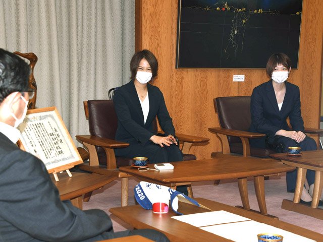 古田肇知事と面談し、に東京五輪を振り返る福島由紀選手（中央）と広田彩花選手（右）＝県庁