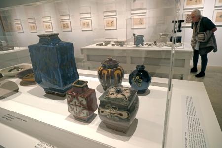 　「民芸運動」を代表する陶芸家、河井寛次郎の展覧会で展示される作品＝１０日、米ニューヨークのジャパン・ソサエティー・ギャラリー（共同）