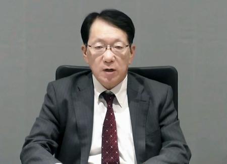 　オンラインで記者会見する三菱自動車の加藤隆雄社長＝２７日午後