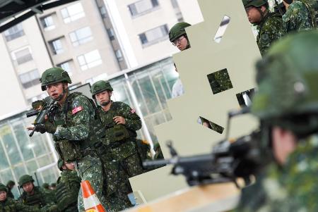 　９日、台湾北部・桃園市で行われた予備役兵の戦闘訓練（中央通信社＝共同）