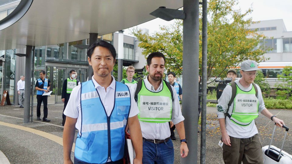 ＪＲ高山駅から高山市民文化会館に向かう参加者＝高山市昭和町