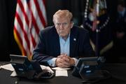　３月２日に公開された、対イラン軍事作戦を見守るトランプ米大統領の写真（ホワイトハウス提供・ゲッティ＝共同）