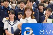 　中学校で特別授業の講師を務めたスノーボード女子の岩渕麗楽（中央）＝１０日、東京都墨田区