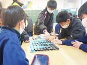 縦割りグループで、キャップの貼り付け作業を行う生徒たち＝いずれも羽島市上中町沖、中島中学校