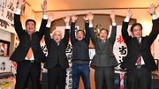 ３選を果たし、万歳する武藤鉄弘氏（左から２人目）＝１６日午後１０時１８分、岐阜県美濃市段町、選挙事務所