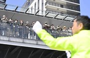 多治見市長選が告示され、候補者の第一声に耳を傾ける支持者たち＝１６日午前９時２０分、多治見市内