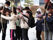 模造の矢を飛ばす子どもたち＝高山市赤保木町、市風土記の丘学習センター