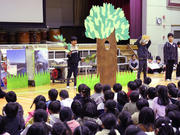 学習成果の発表会「学伝」で劇「檞（かし）と芒（すすき）」を演じる４年生＝いずれも美濃加茂市太田本町、太田小学校