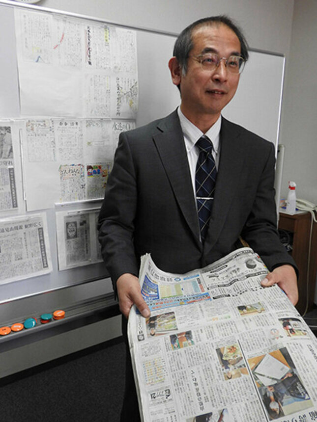 新聞記事を読んで考えを深める指導に力を入れた細江隆一教諭＝同