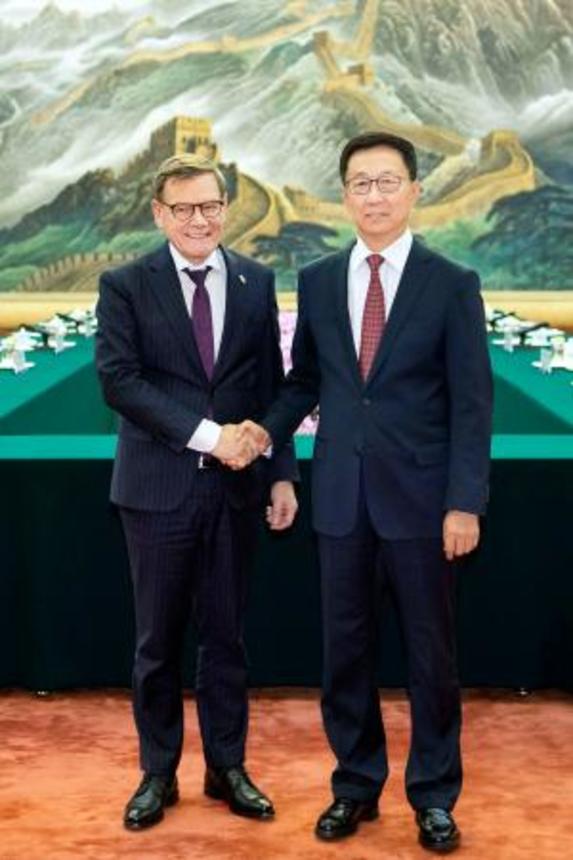 　ドイツのワーデフール外相（左）と握手する中国の韓正国家副主席＝８日、北京（新華社＝共同）