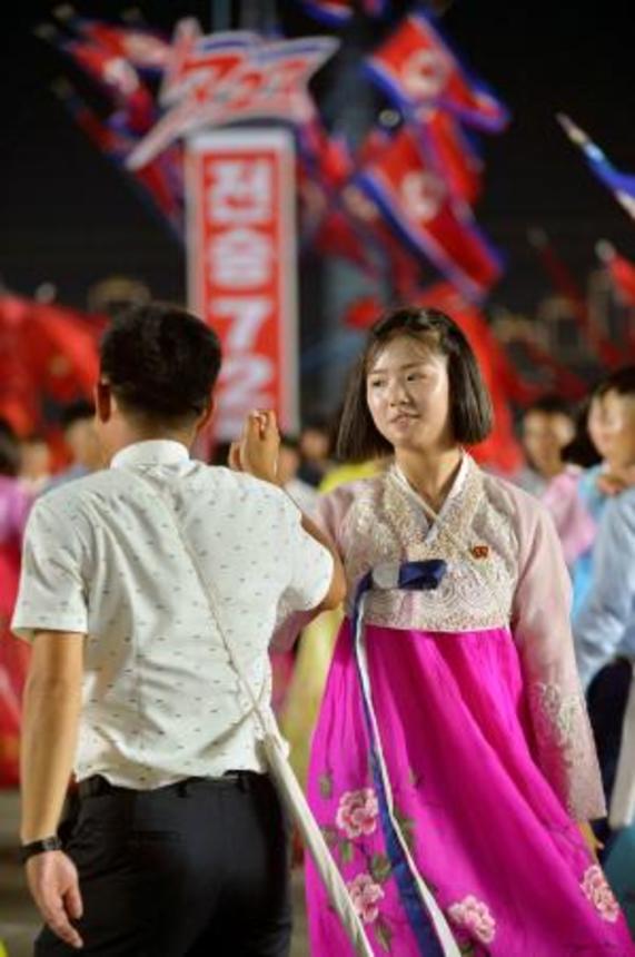 　朝鮮戦争の休戦協定締結から７２年となるのを前に開かれた若者らの舞踏会＝２６日、平壌（共同）