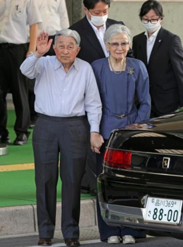　ＪＲ軽井沢駅前で集まった人たちに手を振られる上皇ご夫妻＝２１日午後、長野県軽井沢町（代表撮影）