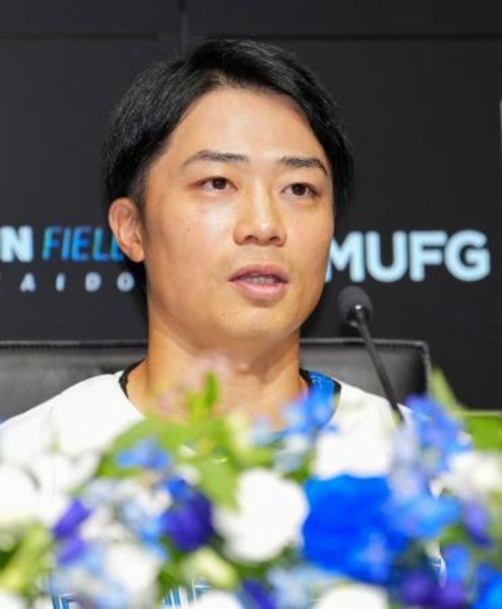 　引退試合を前に、記者会見する日本ハムの中島卓也内野手＝２２日、エスコンフィールド北海道