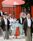 　京都・祇園祭の安全を祈願する「お千度の儀」で、八坂神社を参拝する稚児の久保堅斗さん＝１日午前、京都市東山区