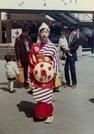 　１９７０年、大阪万博の会場で花笠まつりの衣装に身を包む藤間松廣さん