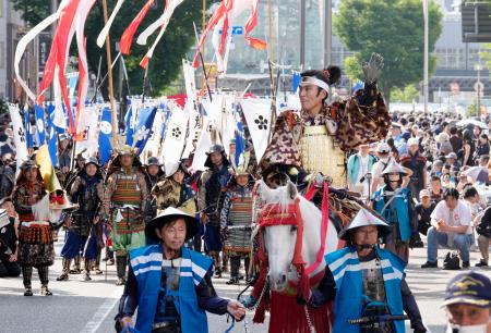　「百万石行列」で、金沢市内を練り歩く前田利家役の石原良純さん＝７日午後