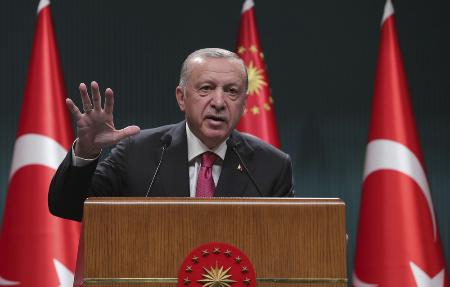 　トルコ首都アンカラで演説するエルドアン大統領＝２０２２年５月（大統領府提供・ＡＰ＝共同）